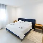 Sunset: Luxury Apartments With Gym In Lac 1