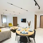 Sunset: Luxury Apartments With Gym In Lac 1